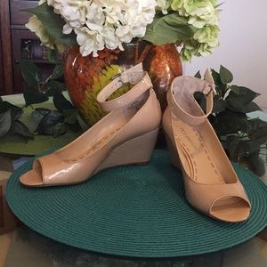 Enzo Angiolini 6 1/2 Tan Patent Leather Wedges